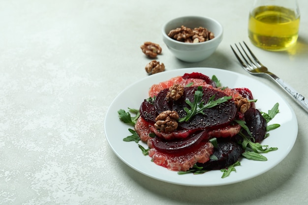 Concetto di gustoso mangiare con insalata di barbabietole su bianco testurizzato