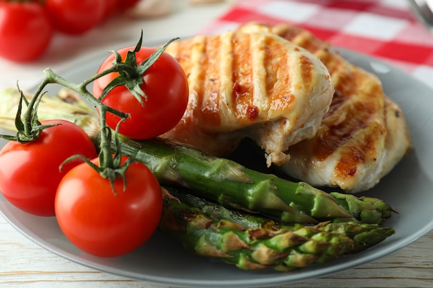 Concetto di gustoso mangiare con pollo alla griglia, primi piani