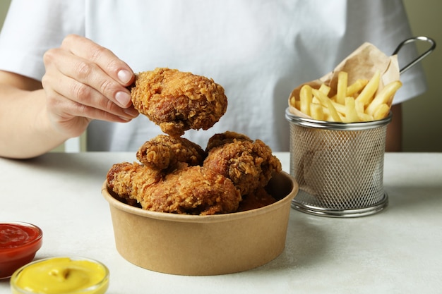 Concetto di gustoso mangiare con pollo fritto sul tavolo con texture bianca