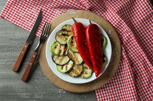 Concetto di gustoso mangiare con verdure grigliate sul tavolo grigio testurizzato