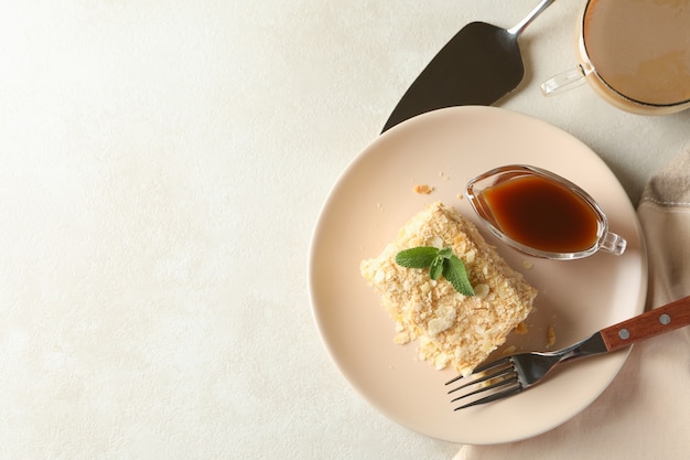 Concetto di gustoso pranzo con piatto di torta Napoleone