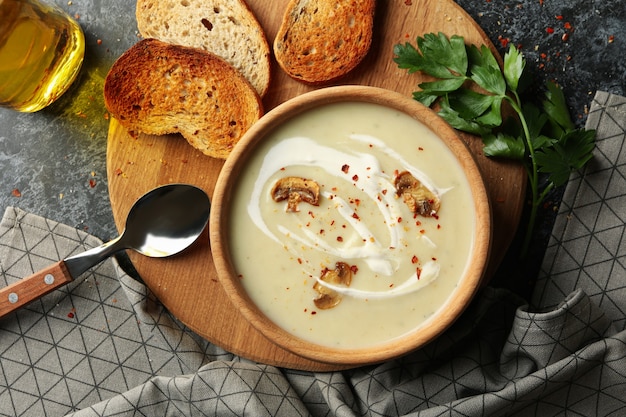 Concetto di gustoso pranzo con scodella di zuppa di funghi