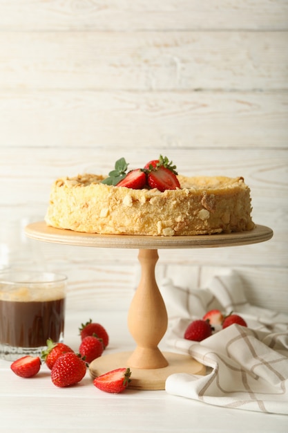 Concetto di gustoso pranzo con supporto con torta Napoleone alla fragola