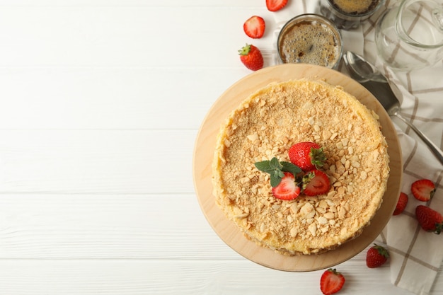 Concetto di gustoso pranzo con torta Napoleone con fragole