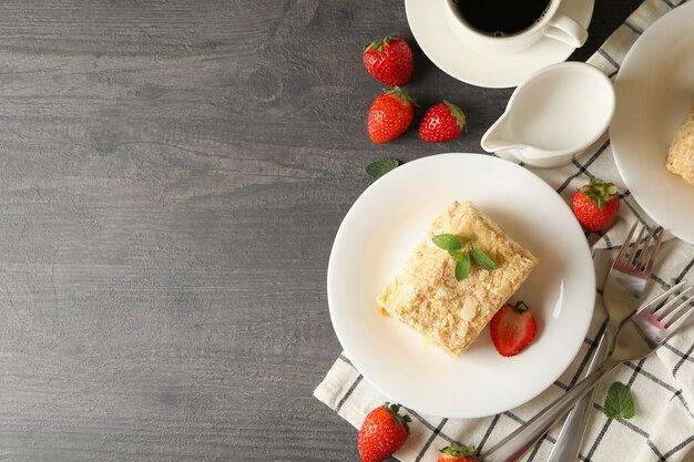 Concetto di gustoso pranzo con torta napoleonica