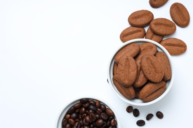 Concetto di gustoso spuntino per biscotti a bevanda calda a forma di semi di caffè