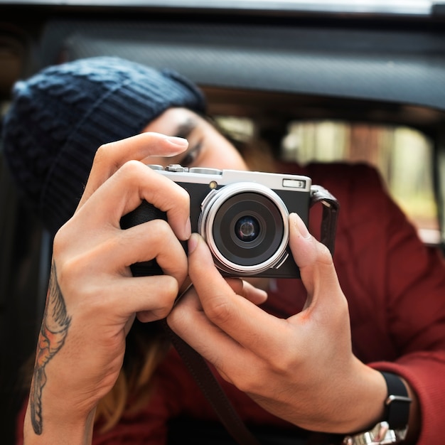 Concetto di Guy Taking Pictures Outdoors