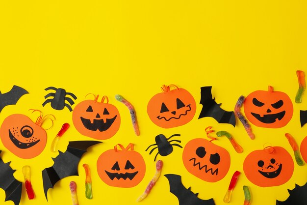 Concetto di halloween con zucche di carta su giallo