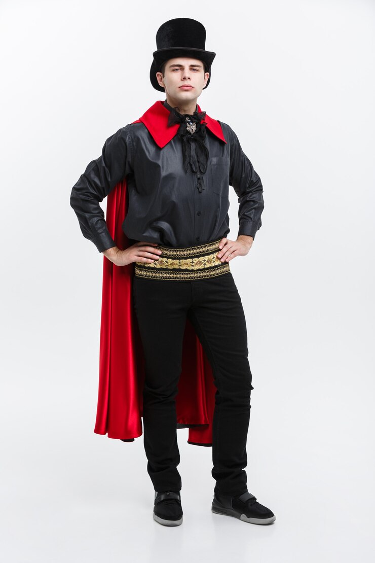 Foto concetto di halloween del vampiro - ritratto integrale del vampiro caucasico bello in costume di halloween nero e rosso.