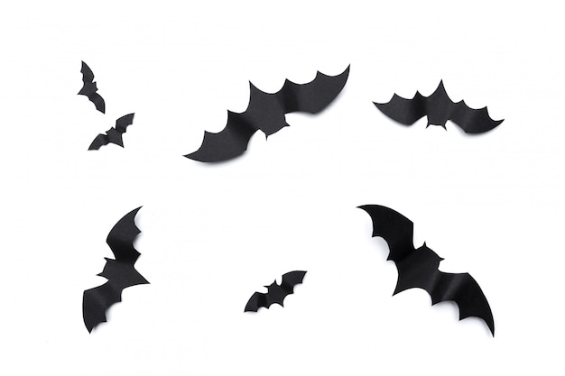 Concetto di Halloween e decorazione - pipistrelli di carta volanti