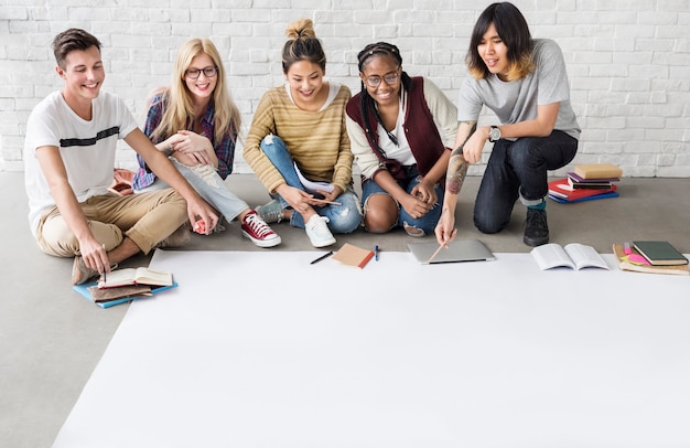 Concetto di idee di felicità degli amici degli studenti di diversità