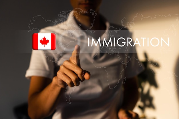 Concetto di immigrazione canadese. Uomo che preme il pulsante virtuale con l'icona della bandiera