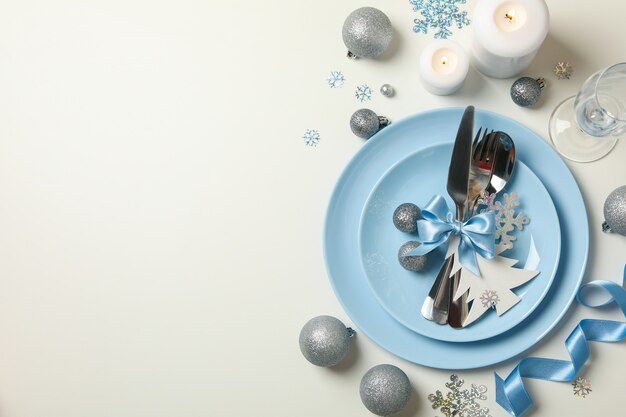 Concetto di impostazione della tavola di Capodanno con fiocchi di neve decorativi