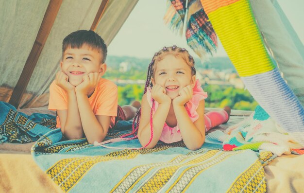 Concetto di infanzia Bambini nel fine settimana estivo Ritratto all'aperto per bambini