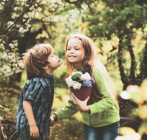 Concetto di infanzia concetto di bambini attivi natura e stile di vita dei bambini bacio
