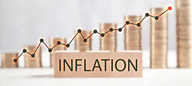 Concetto di inflazione Monete e grafico in aumento Costi e prezzi