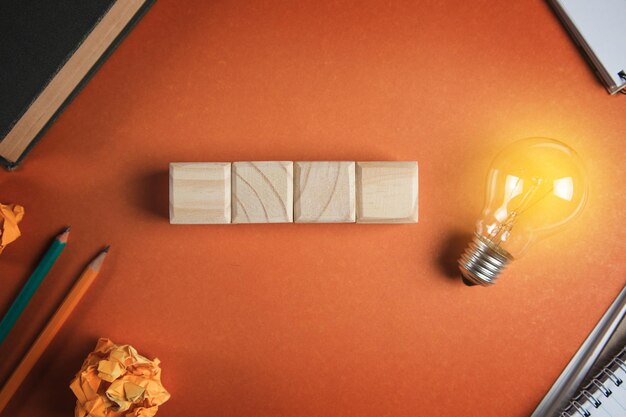 Concetto di innovazione dell'idea creativa Cubi di legno e mockup di lampadina