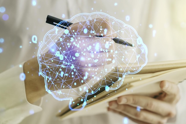 Concetto di intelligenza artificiale creativa con schizzo del cervello umano e scrittura della mano dell'uomo nel diario sullo sfondo Doppia esposizione