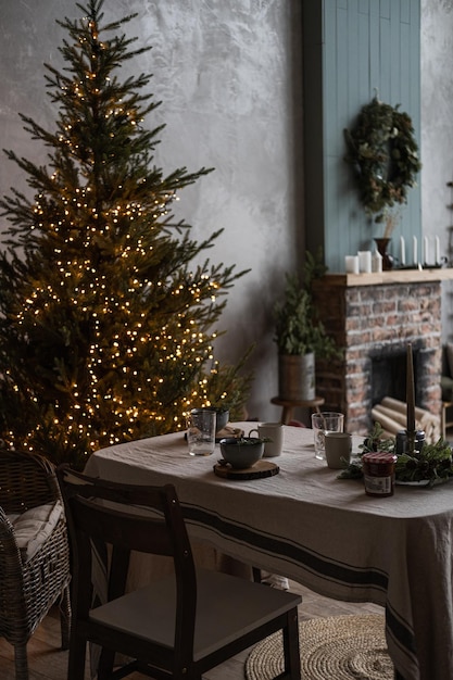 Concetto di interior design moderno per la casa Soggiorno confortevole e accogliente decorato con albero di Natale con caminetto da tavolo Decorazioni per la celebrazione del capodanno di Natale