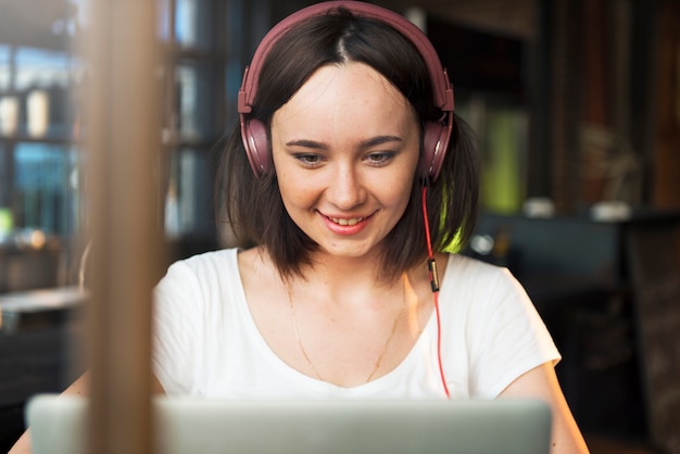 Concetto di Internet del dispositivo di Digital del collegamento delle donne della donna