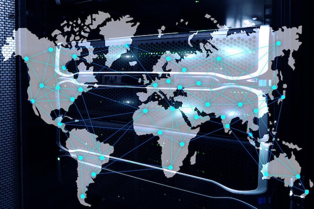 Concetto di Internet e telecomunicazioni con mappa del mondo sullo sfondo della sala server