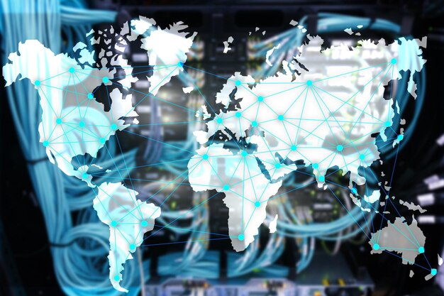 Concetto di Internet e telecomunicazioni con mappa del mondo sullo sfondo della sala server