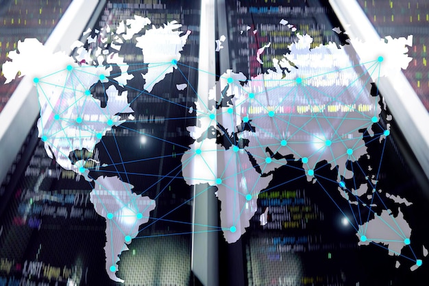 Concetto di Internet e telecomunicazioni con mappa del mondo sullo sfondo della sala server