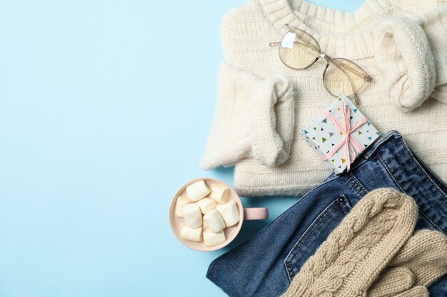 Concetto di inverno con maglione e confezione regalo