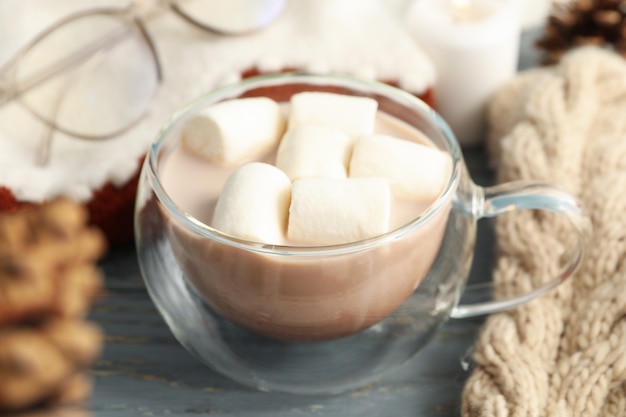 Concetto di inverno con una tazza di caffè con marshmallow, primo piano