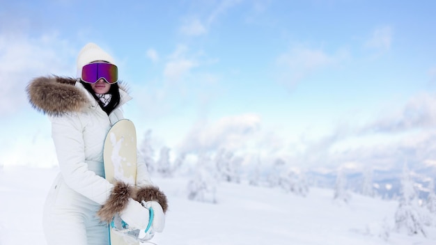 Concetto di inverno, tempo libero, sport e persone - Lo snowboarder della ragazza gode della stazione sciistica