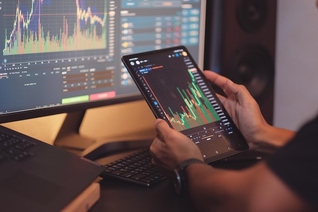 Concetto di investimento dell'investitore mercato azionario aperto online smartphone
