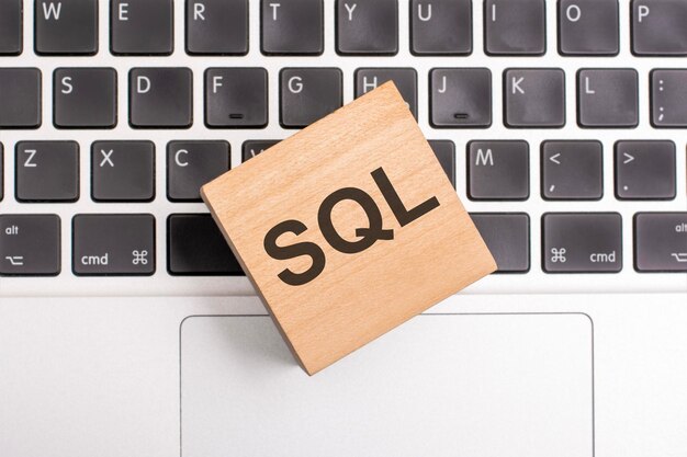 Concetto di iscrizione SQL sul cubo sulla tastiera