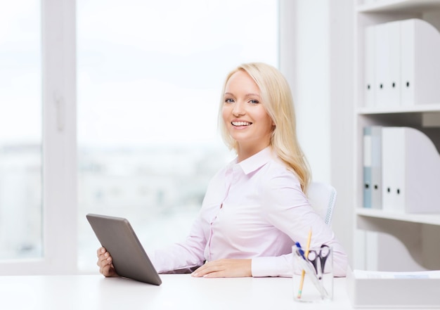 concetto di istruzione, business e tecnologia - donna d'affari sorridente o studente con computer tablet pc in ufficio