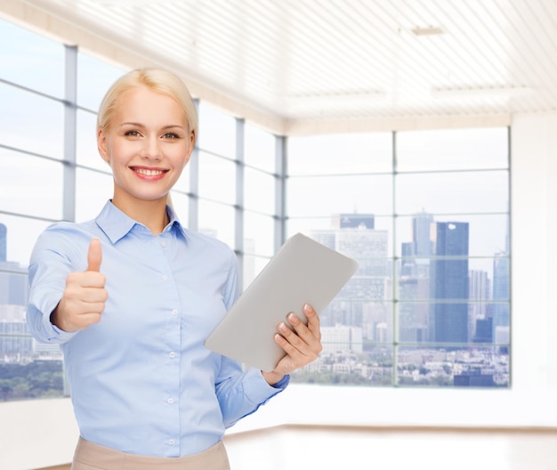 concetto di istruzione, business e tecnologia - donna d'affari sorridente o studente con computer tablet pc sopra la stanza dell'ufficio o il nuovo sfondo dell'appartamento