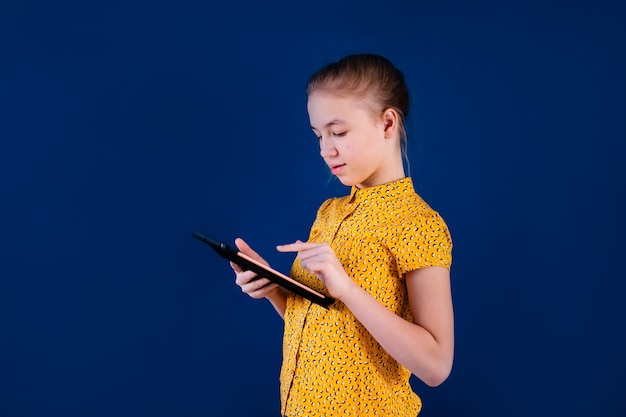 Concetto di istruzione, della scuola, di tecnologia e di Internet - piccola ragazza dello studente con il pc della compressa alla scuola