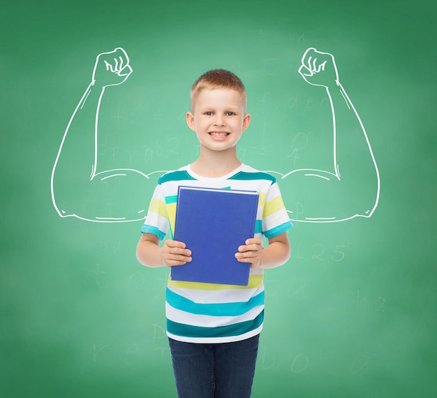 concetto di istruzione, infanzia e scuola - sorridente piccolo studente ragazzo con il libro su sfondo verde bordo forte disegno di armi