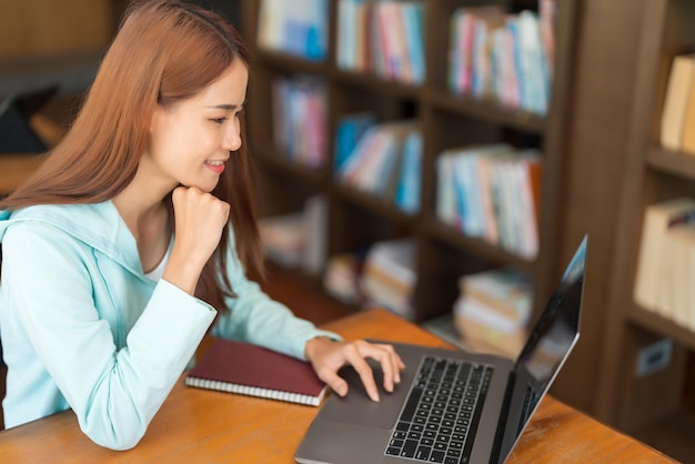 Concetto di istruzione La ragazza adolescente usa il laptop per navigare sui social media per rilassarsi dopo il tutorial di studio