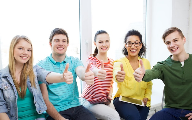 concetto di istruzione, scuola e tecnologia - studenti sorridenti con computer tablet pc a scuola