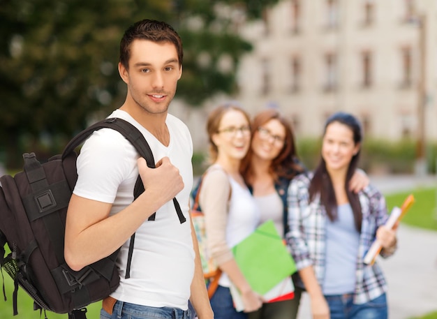 concetto di istruzione, scuola e vacanza - studente in viaggio con zaino