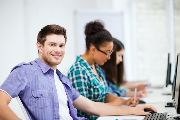 Concetto di istruzione - studente con il computer che studia alla scuola