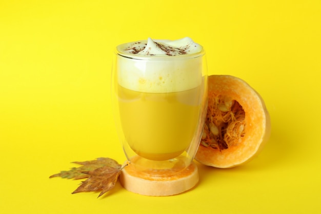 Concetto di latte di zucca su sfondo giallo