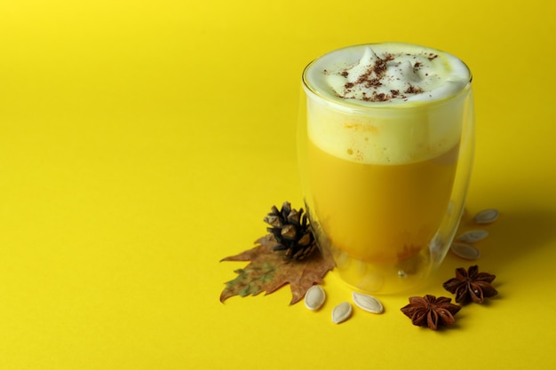 Concetto di latte di zucca su sfondo giallo