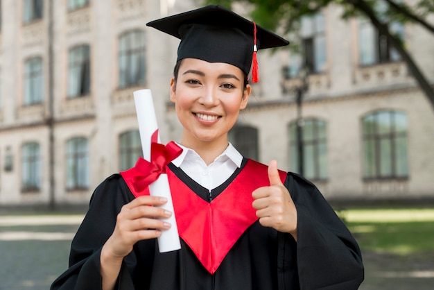 Concetto di laurea con ritratto di ragazza felice