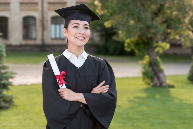 Concetto di laurea con ritratto di ragazza felice