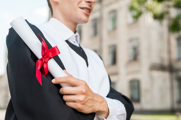 Concetto di laurea con ritratto di uomo felice