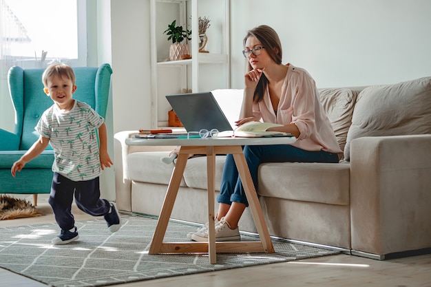 Concetto di lavoro a casa e educazione familiare a casa, madre che lavora w