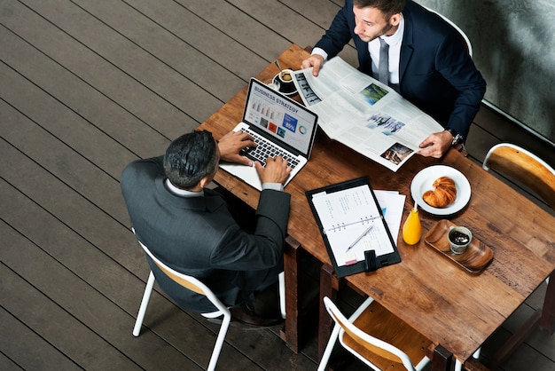 Concetto di lavoro del giornale del caffè degli uomini d&#39;affari