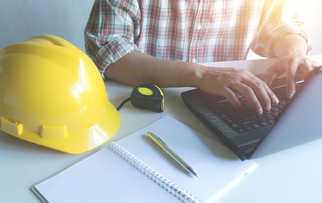 Concetto di lavoro dell&#39;architetto dell&#39;architetto con gli strumenti della costruzione e del computer portatile