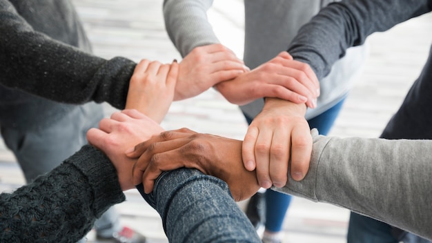 Concetto di lavoro di squadra con le mani di un gruppo di persone