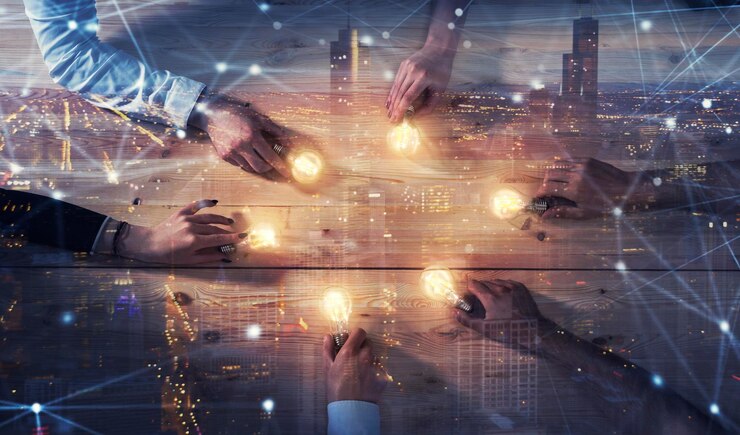 Foto concetto di lavoro di squadra e brainstorming con uomini d'affari che condividono un'idea con una lampada concetto di avvio doppia esposizione